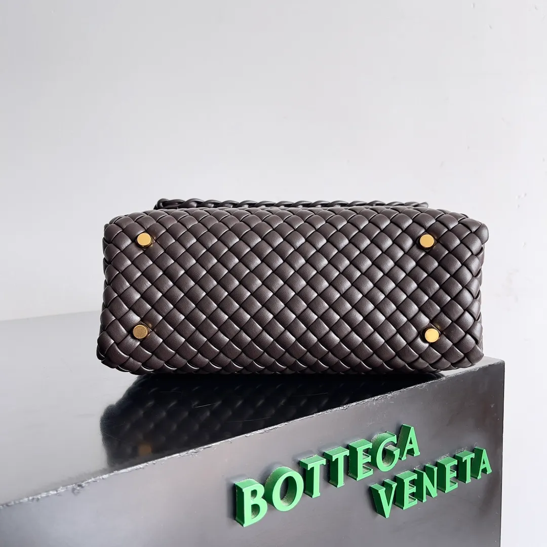Batch 2320 BV patti bag is full of three-dimensional quilted leather strips. Low-key luxury is often hidden in details and craftsmanship. This bag opens and closes casually, and is simple and elegant overall. It is equipped with a detachable shoulder strap, which can be carried cross-body or carried by hand to match different outfits. The interior is designed with double layers and a small zippered compartment to ensure the safety of private items. No matter the capacity, shape or privacy, it is full of security when you go out. Style number: 776783 Size: 19*26*11cm